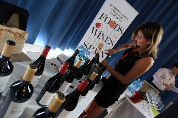 Испания стала крупнейшим в мире экспортером вина в 2014 году
