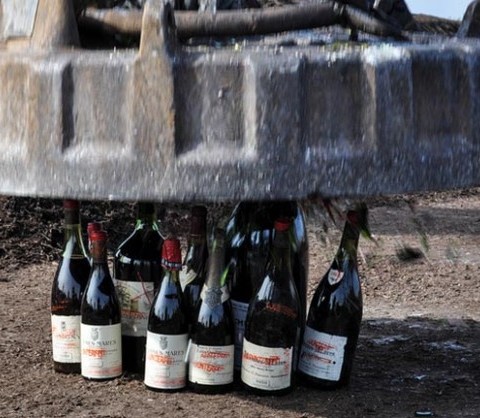 что такое вертикальная дегустация вина. Kurniawan counterfeit wines crush 2 630x418. что такое вертикальная дегустация вина фото. что такое вертикальная дегустация вина-Kurniawan counterfeit wines crush 2 630x418. картинка что такое вертикальная дегустация вина. картинка Kurniawan counterfeit wines crush 2 630x418. Речь не о том, в каком положении вы окажетесь по окончании мероприятия, с этим все просто — при профессиональном подходе вы неизбежно будете твердо стоять на ногах. Речь о выборе линейки вин для сравнения.