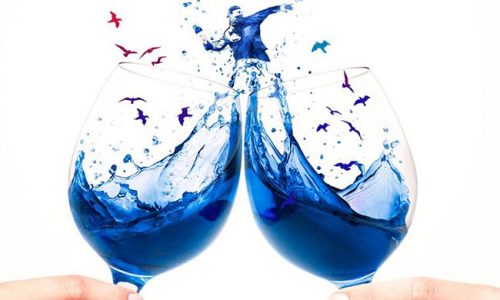 Хотите попробовать вино яркого синего цвета?
