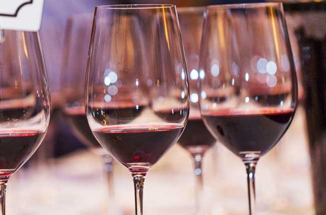 Красное вино борется со старением (если пить по 2000 литров в день)