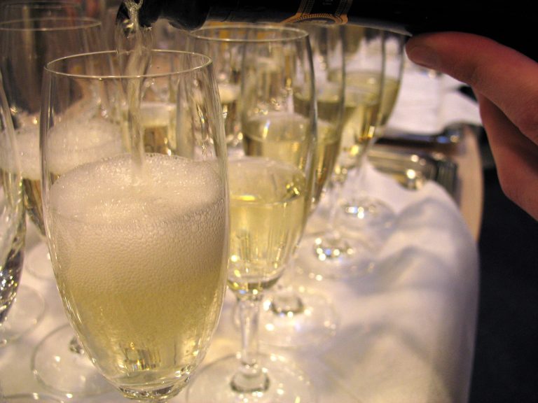 Шампанское в самолете привело пассажирку к штрафу в 5000 евро