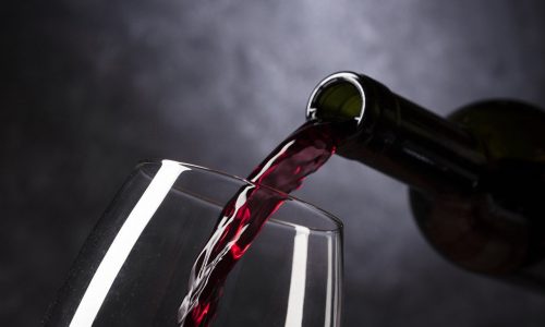 Более высокая цена на вино влияет на его восприятие
